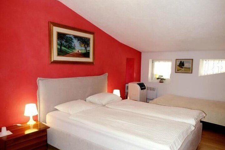 Room 5 of 36