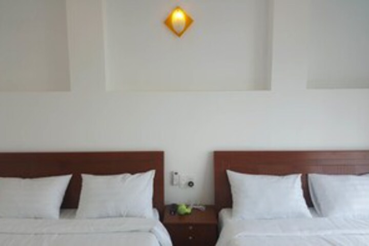 Room 7 of 12