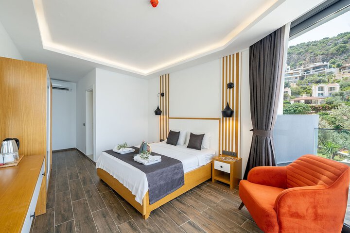 Room 4 of 104
