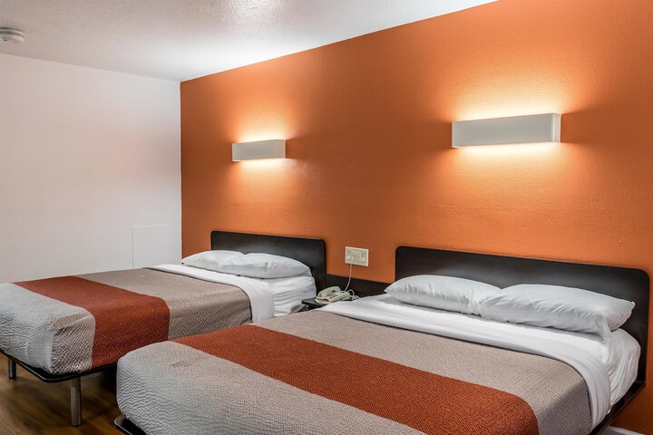 1 Queen Bed (3 of 11)