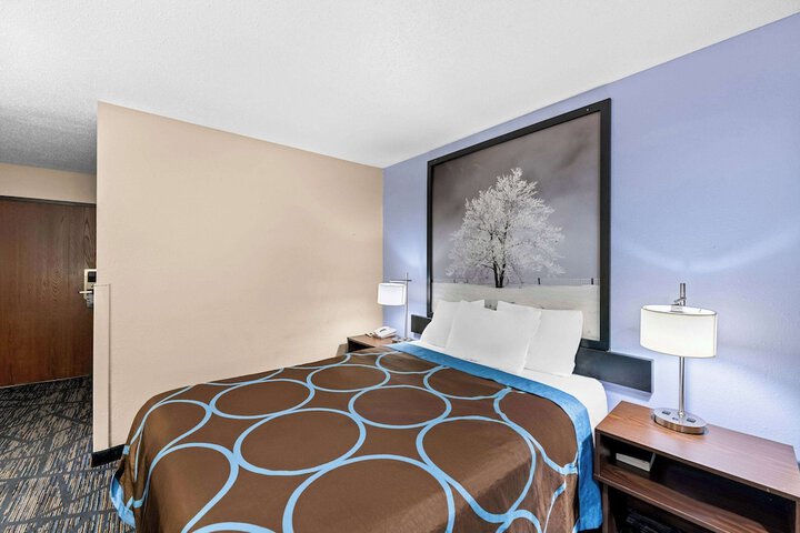 1 Queen Bed (6 of 8)