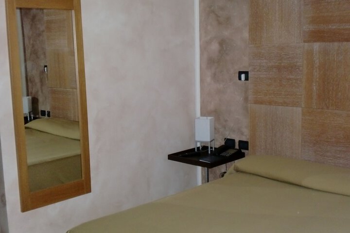 Room 2 of 83