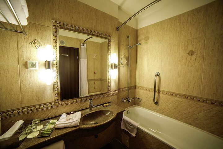 Room 15 of 28