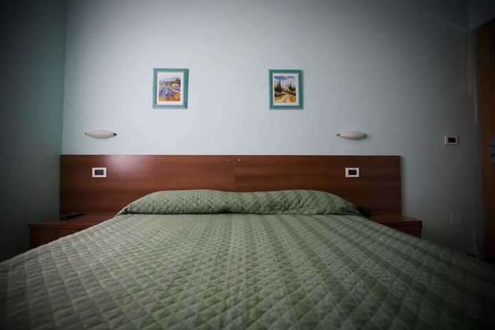 Room 13 of 119