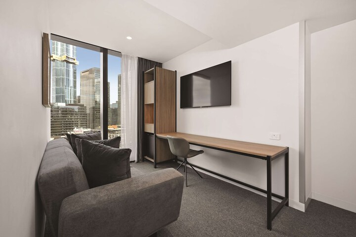 Lounge 69 of 84