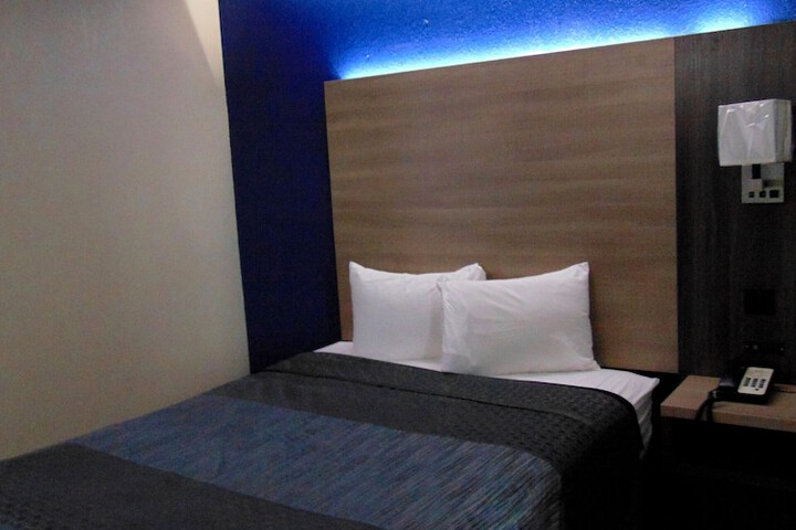 Single Queen Bed (5 of 8)