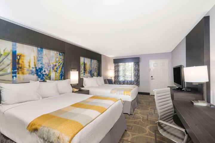 2 Queen Beds (1 of 5)
