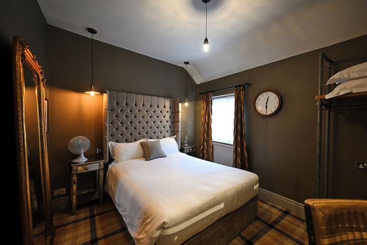 Room 4 of 25