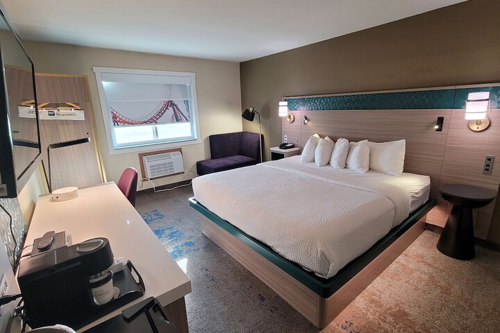 1 King Bed (2 of 15)