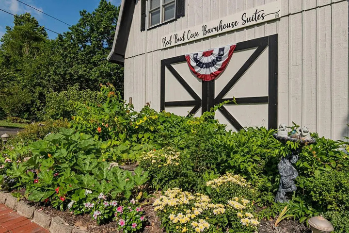 Photo of 2 bdr Suite Right on Lake Tablerock Near Big Cedar Lodge Red Bud Cove
