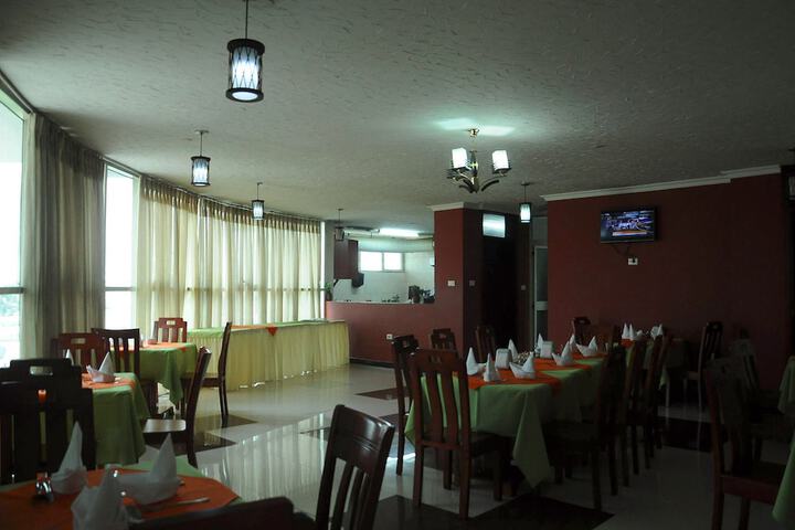 Dining 48 of 56