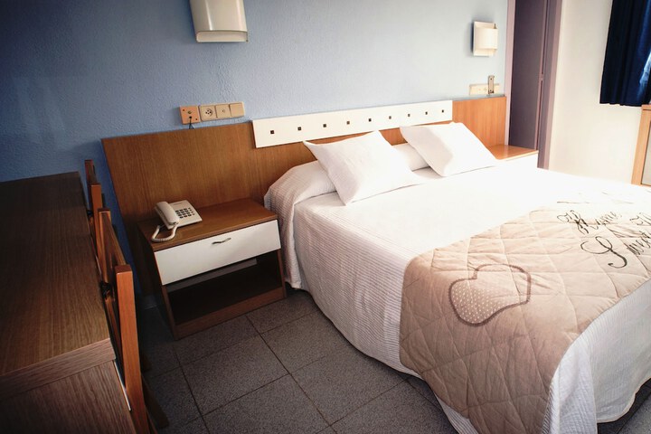 Room 3 of 76