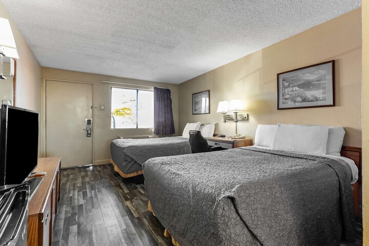 2 Double Beds (13 of 15)