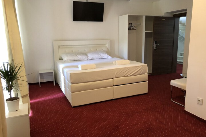 Room 4 of 27
