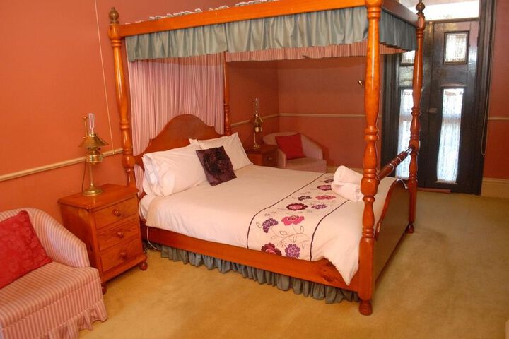 Room 11 of 25