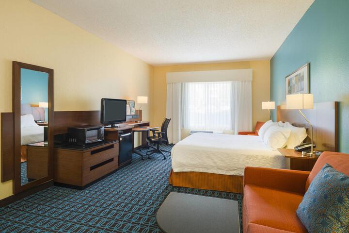 1 King Bed Work Desk Microwave and Refrigerator WiFi Continental Breakfast (5 of 11)