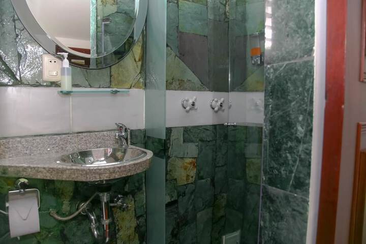 Room 6 of 9