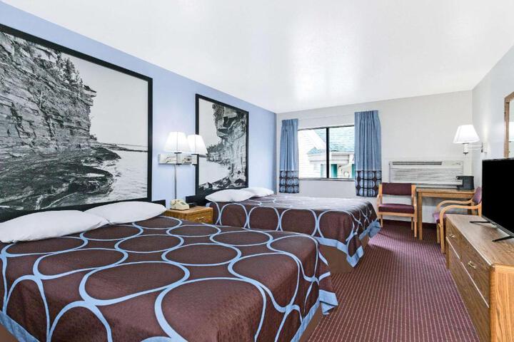 2 Queen Beds Pet Room (8 of 10)