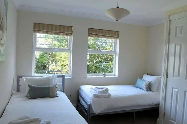 Room 5 of 10