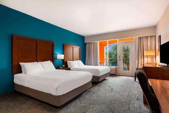 2 Queen Beds Balcony Microwave and Refrigerator WiFi Full Breakfast (3 of 12)