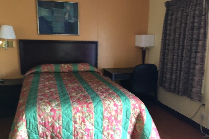 Room 4 of 12
