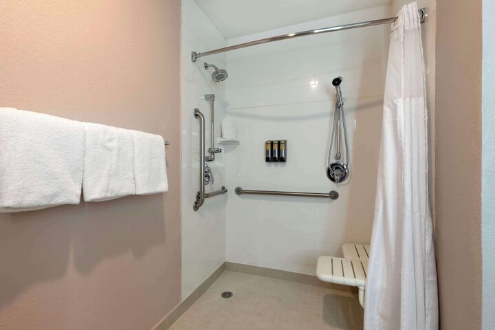2 Queen Accessible Bathtub Microwave and Refrigerator WiFi Full Breakfast (11 of 13)