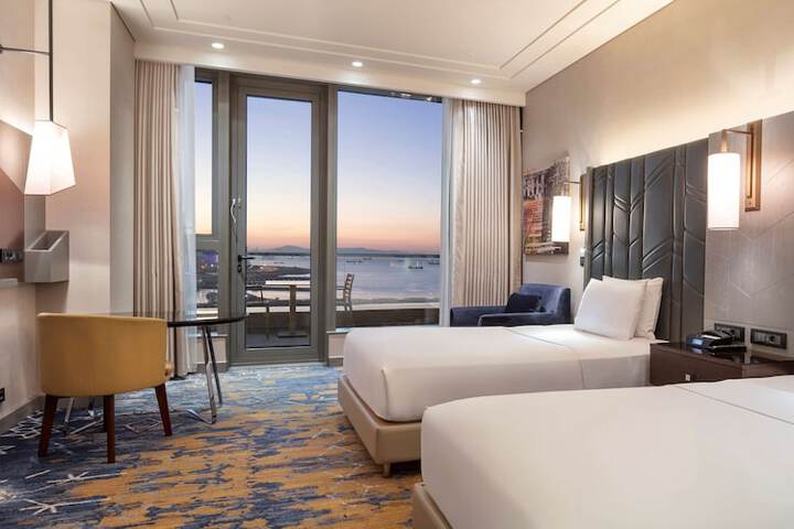 Room 3 of 96