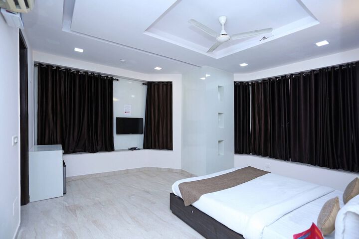 Room 13 of 16