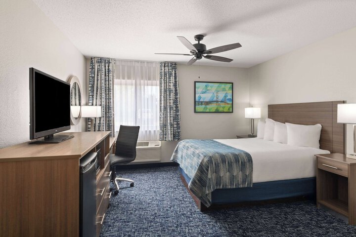 1 Queen Bed Accessible Room (10 of 14)