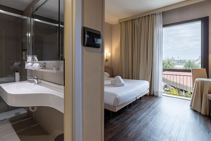 Room 26 of 124