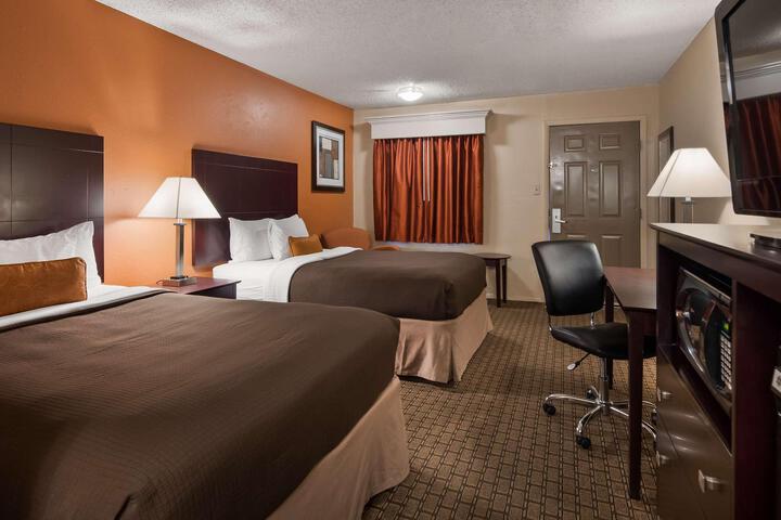 2 Double Beds Microwave and Refrigerator WiFi Full Breakfast (6 of 8)