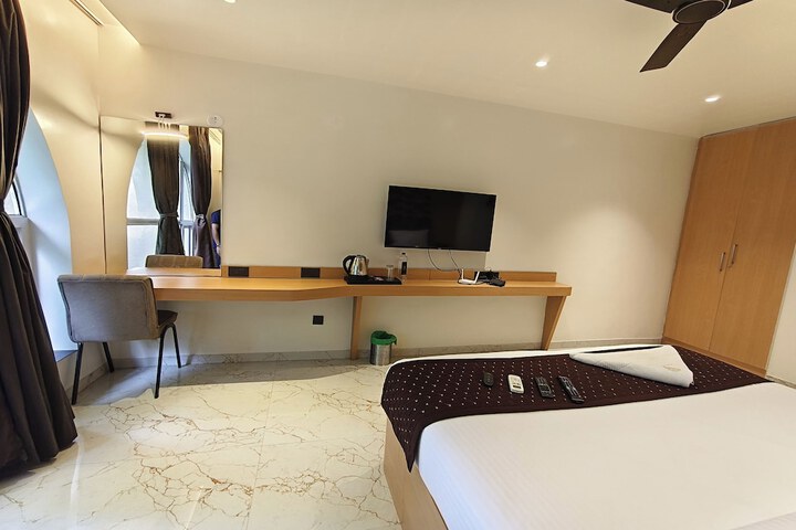 Room 8 of 90