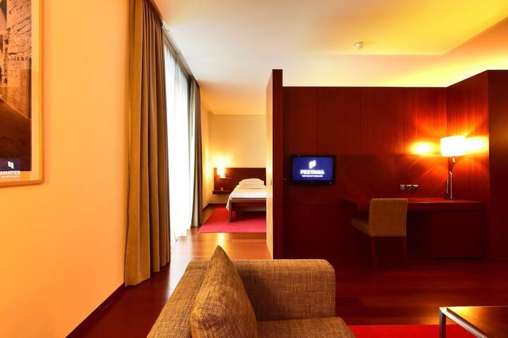 Room 11 of 38
