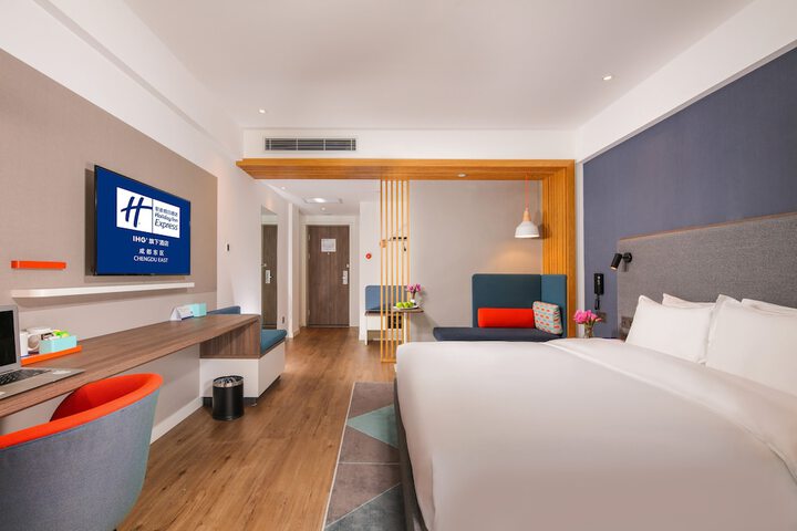 Room 4 of 32