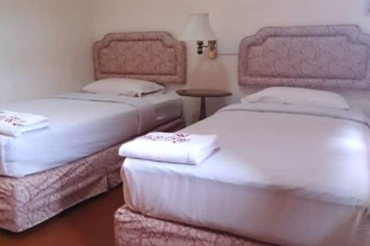Room 6 of 9