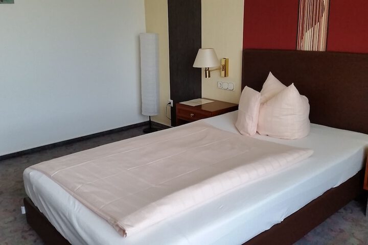 Room 8 of 36