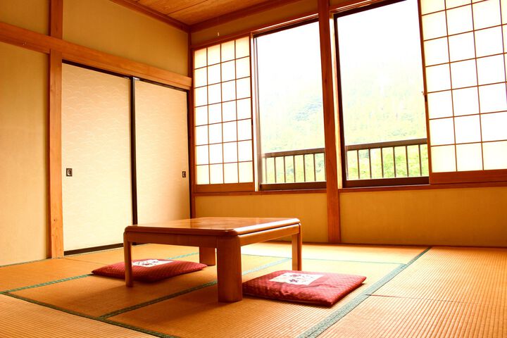 Room 5 of 8