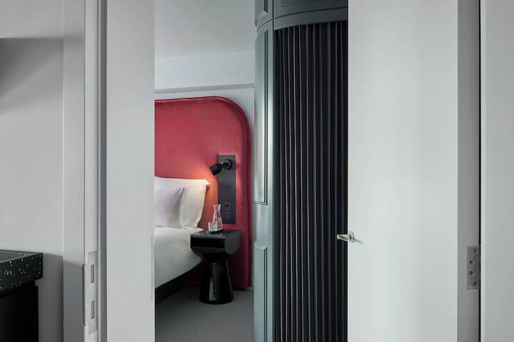 Room 59 of 233