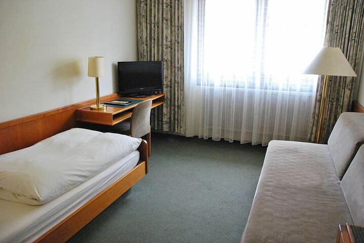 Room 18 of 33
