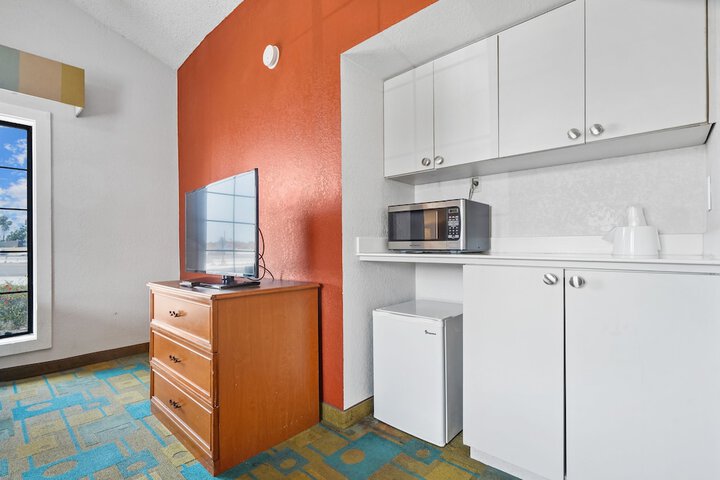 1 King Bed Mobility Hearing Impaired Accessible Room (10 of 22)