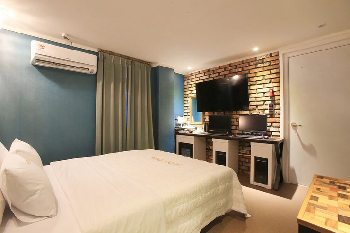 Room 3 of 16