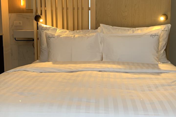 Room 8 of 65