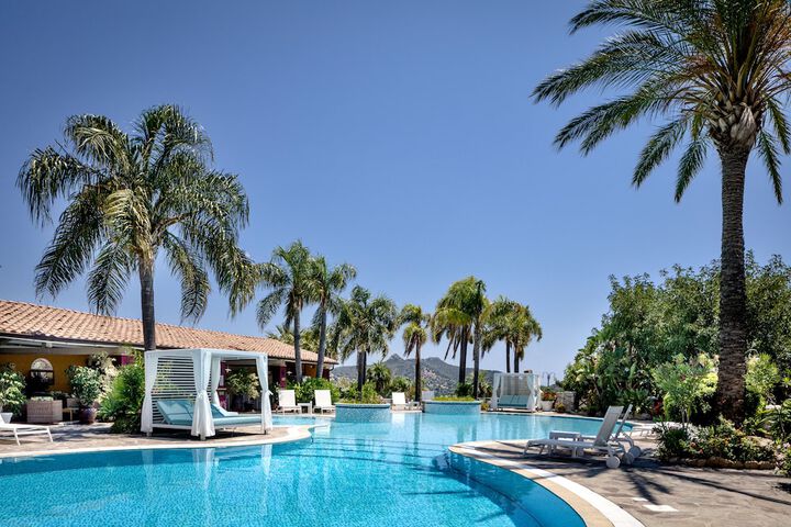 Hotel Pool