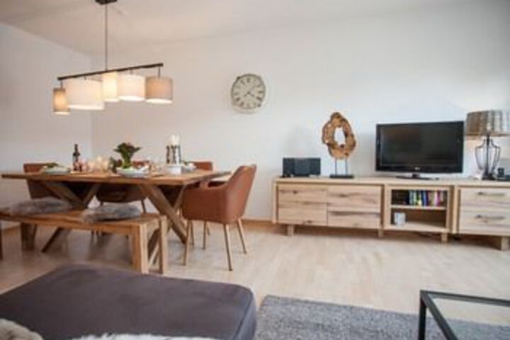 Lounge 8 of 16