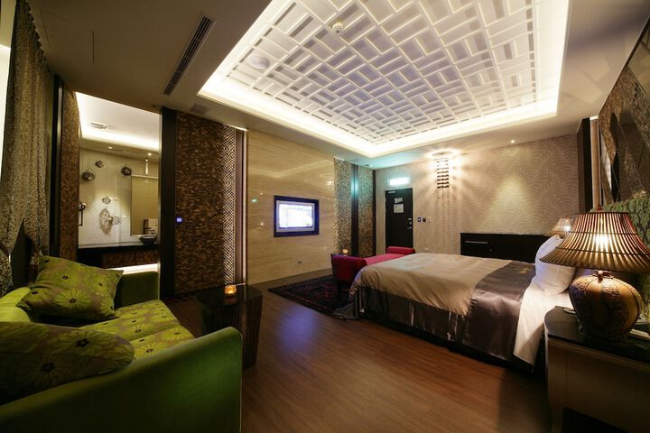 Room 10 of 65