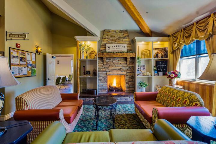 Lobby lounge