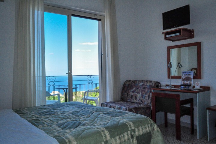 Room 6 of 105