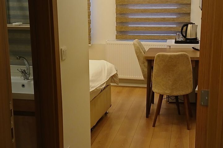 Room 6 of 8