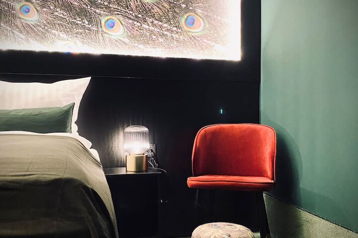 Room 5 of 100