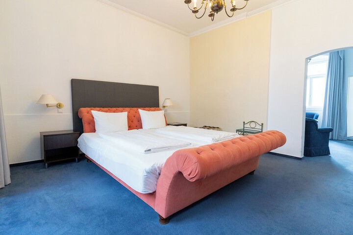 Room 12 of 25